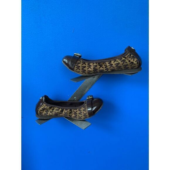 Michael Kors girls Youth size 3 flat casual shoes signature MK or capped toe NIB - Picture 3 of 5